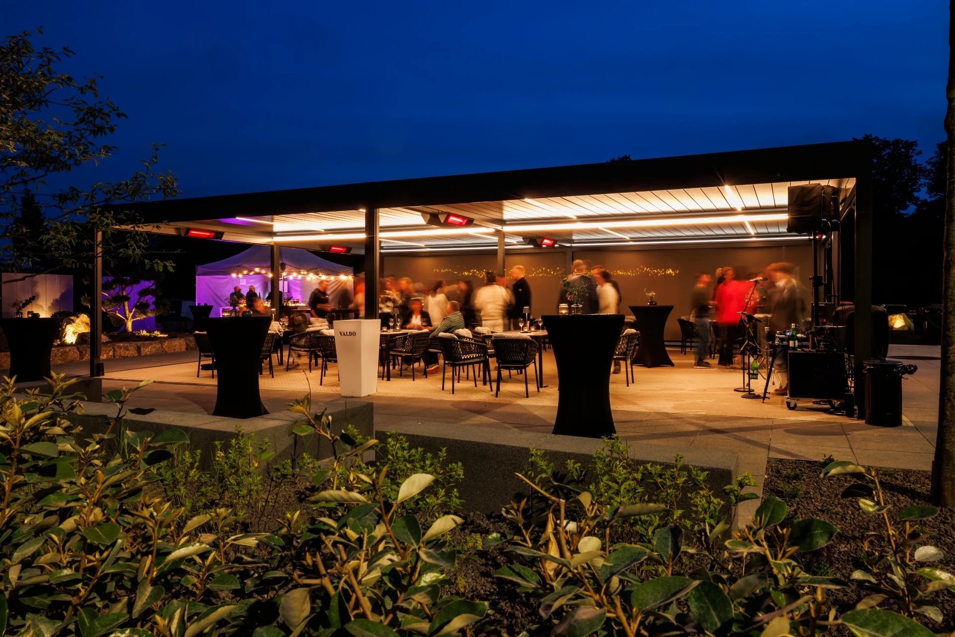 Präsentations- und Eventlocation – Eventfläche mit Lichtkonzept bei Nacht
