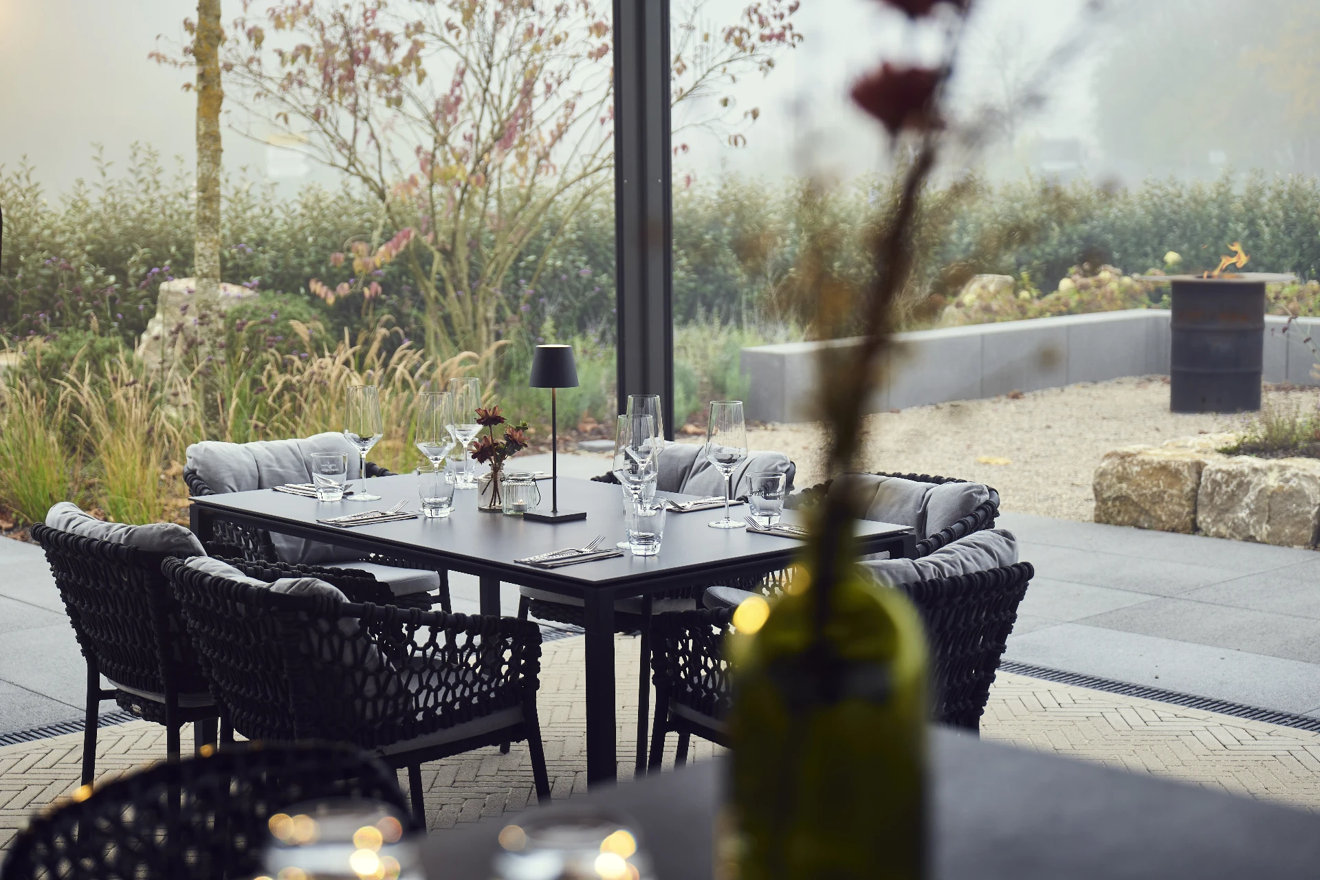 Präsentations- und Eventlocation – Terrassenbelag und Bepflanzung im Herbst