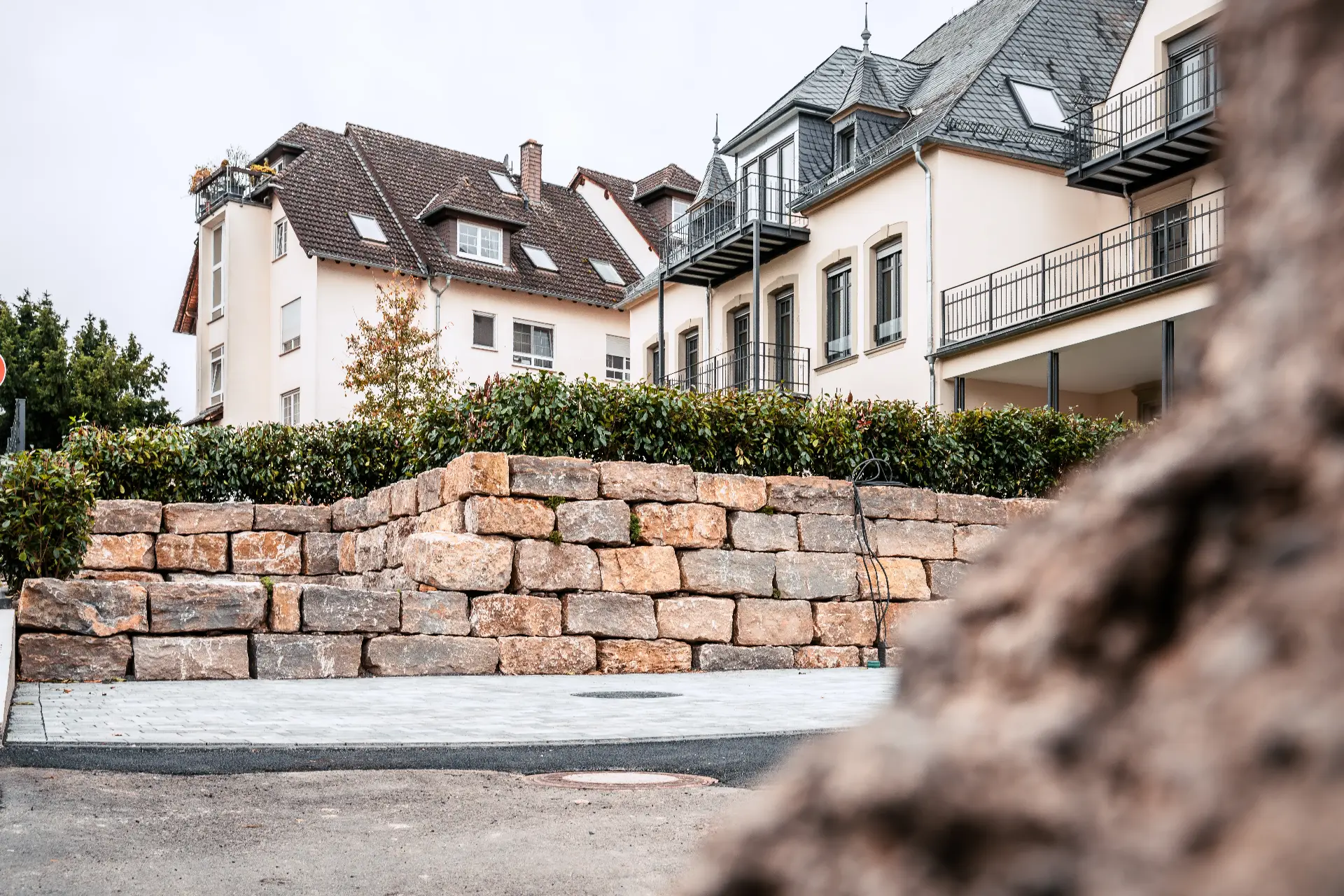 Sanierung im Bestand – Neu gesetzte Natursteinmauer