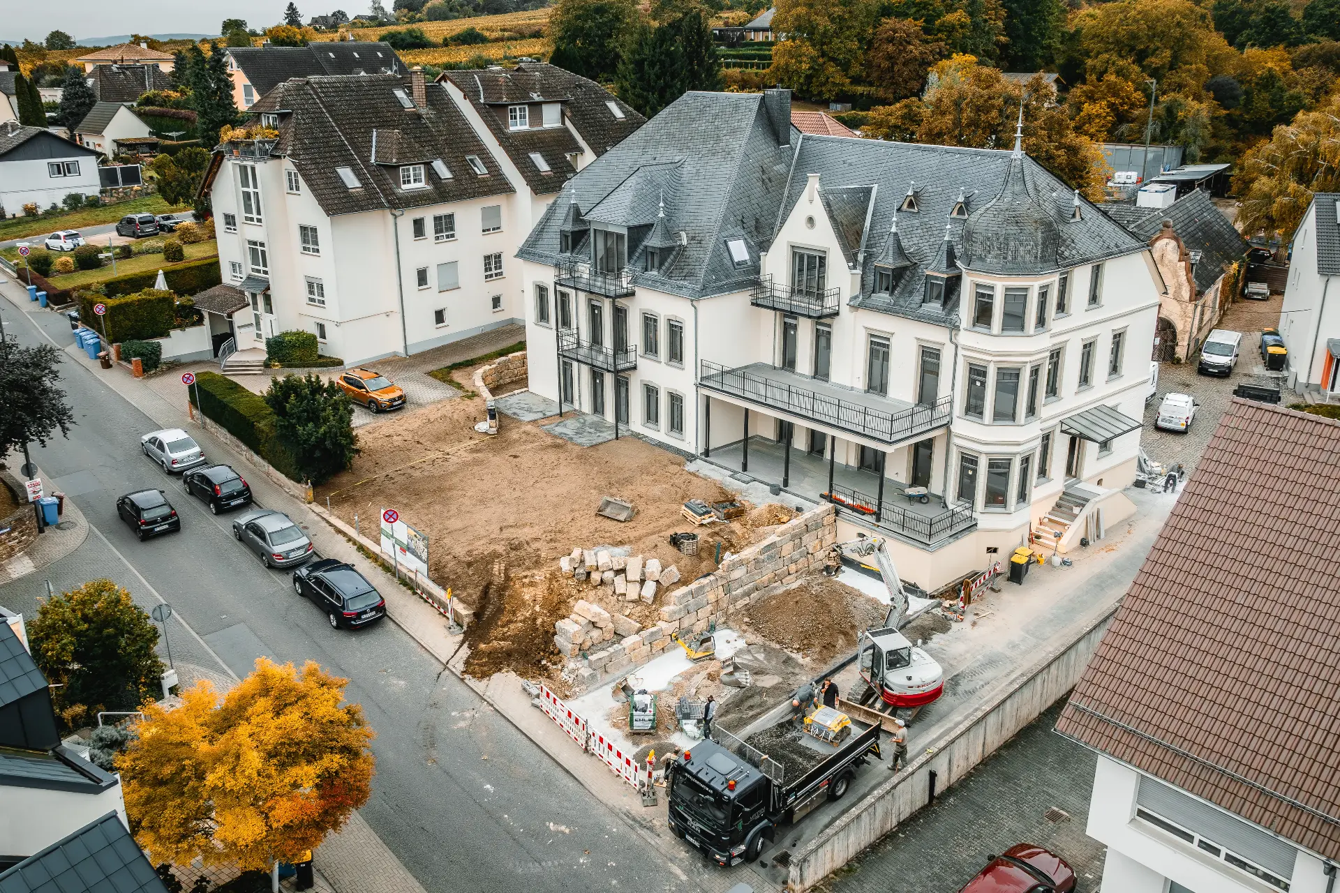 Sanierung im Bestand – Luftbild während der Erdarbeiten