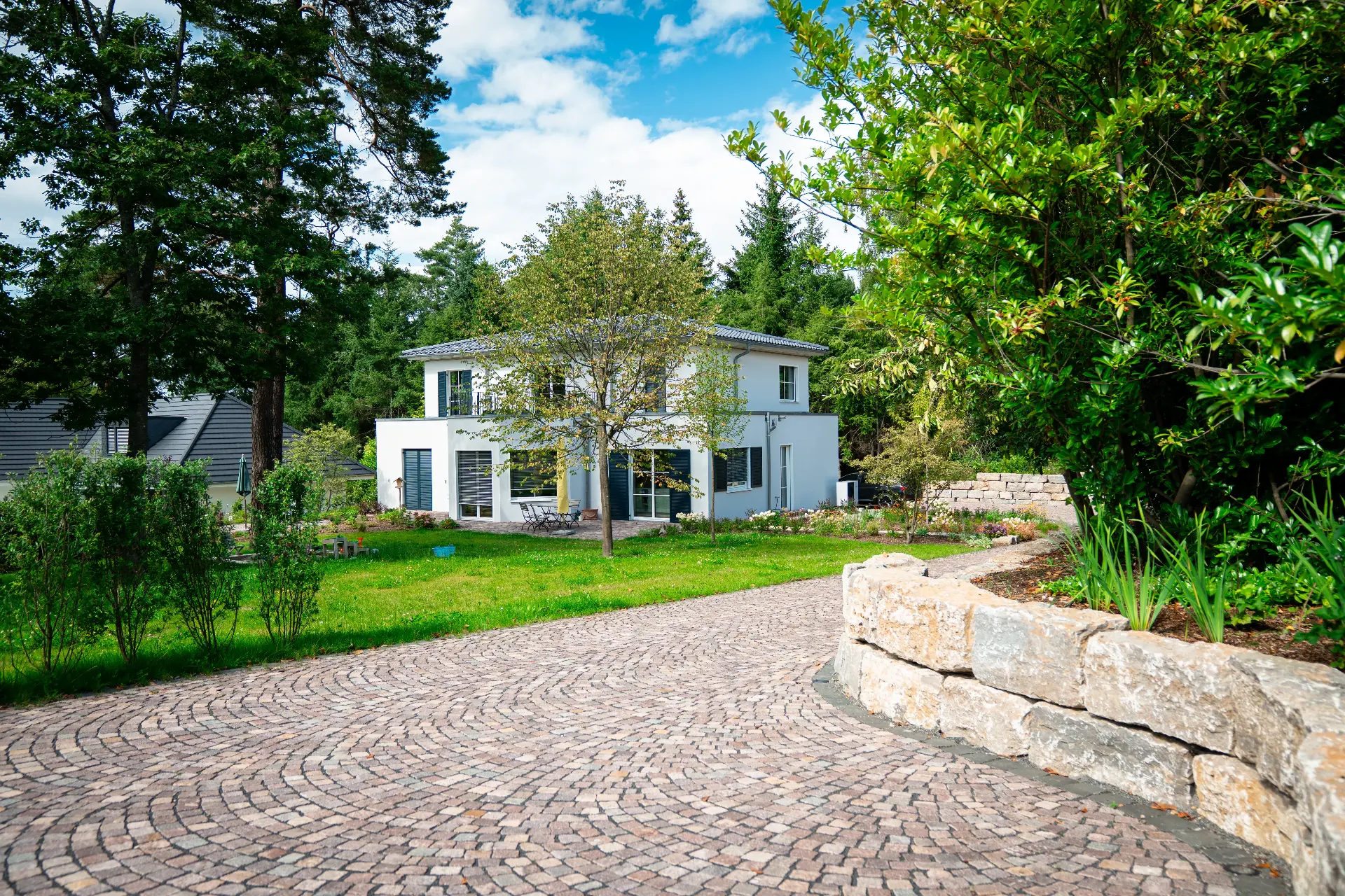 Hausgarten im Taunus – Gesamtanlage · Natursteinpflaster & Rasen