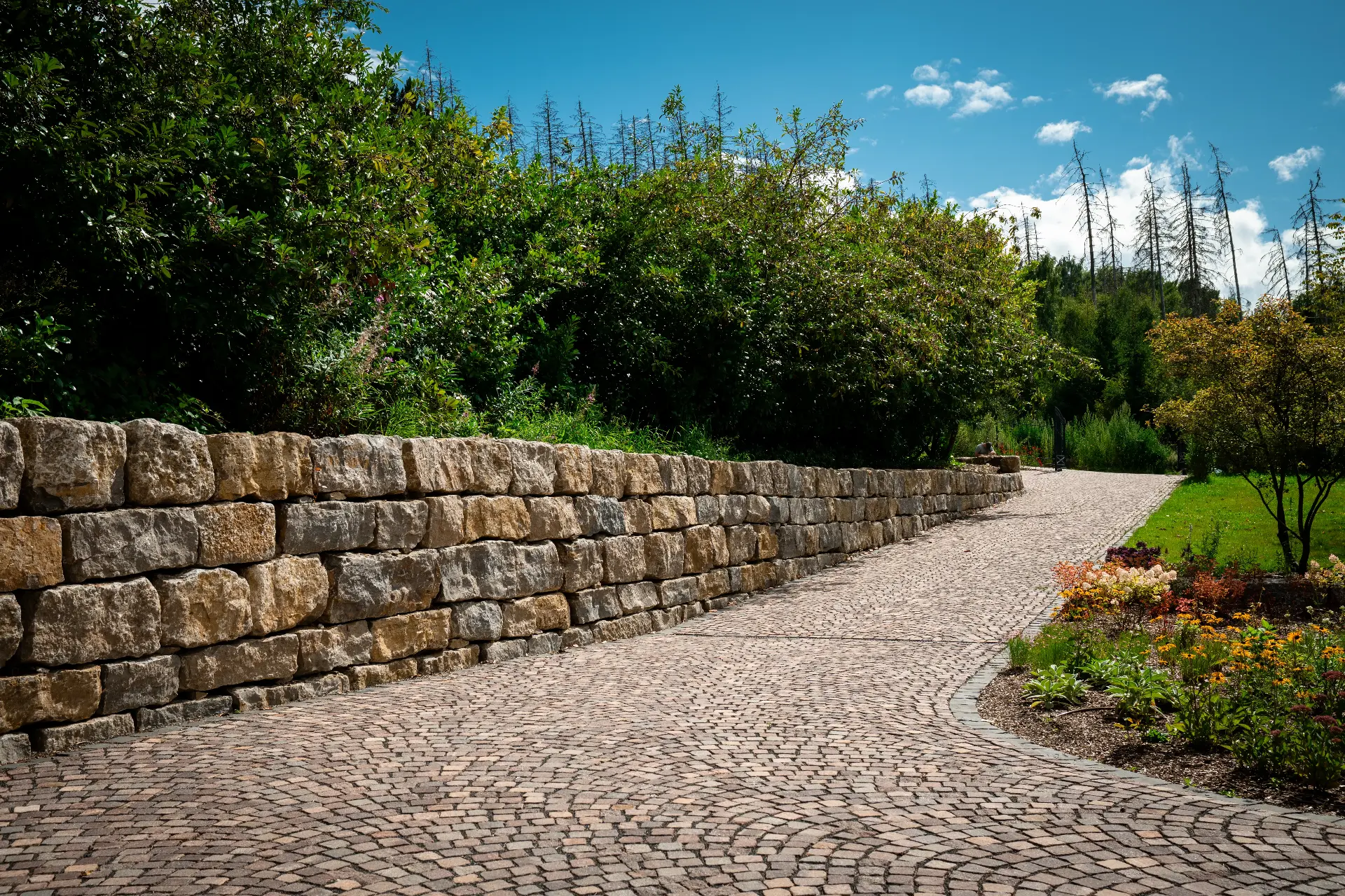 Hausgarten im Taunus – Trockenmauer & geschwungene Wegeführung